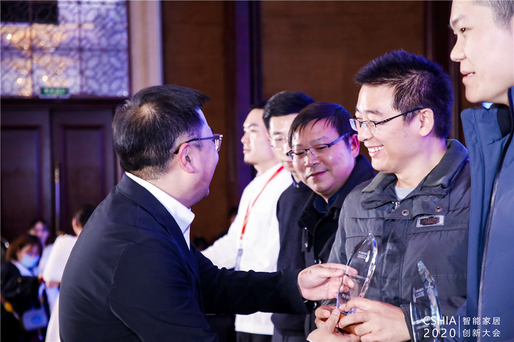 GVS智慧建筑事业部CTO任继光先生作为代表上台领奖